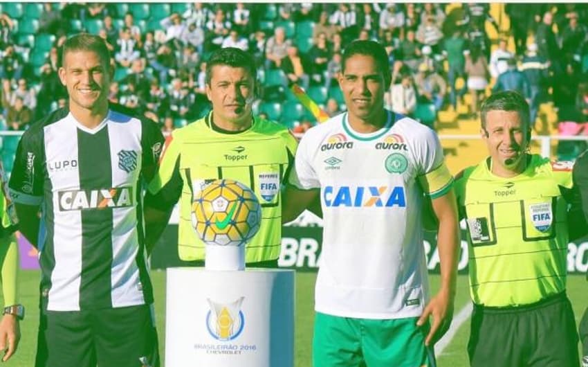 Rafael Moura e Cleber Santana, em partida do Brasileiro