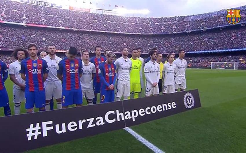 Jogadores de Barcelona e Real Madrid prestam homenagem à Chape