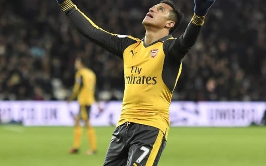 Segundo a "Sky Sports", o Arsenal informou ao PSG que Alexis Sánchez é intransferível. O jogador também é alvo de outros clubes, mas de acordo com a imprensa inglesa, o chileno segue nos planos dos Gunners.