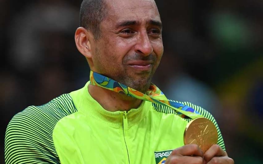 O Brasil também teve seu astro olímpico se despedido. Serginho, do vôlei, deu adeus com o ouro no Rio de Janeiro. Está com 41 anos