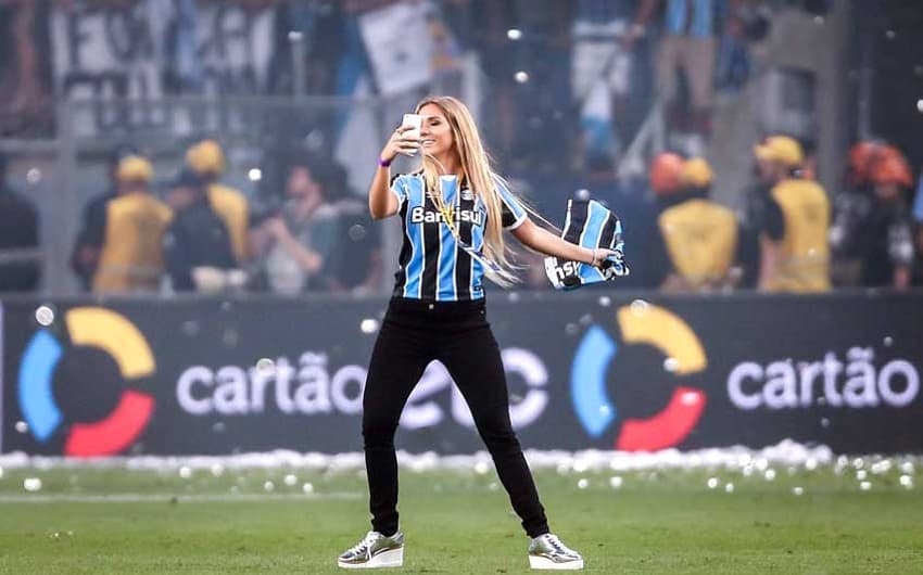 Carol Portaluppi comemorou o Grêmio campeão da Copa do Brasil, no gramado