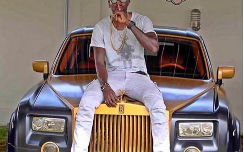 Adebayor exibe carro de R$1,5 milhão em instagram