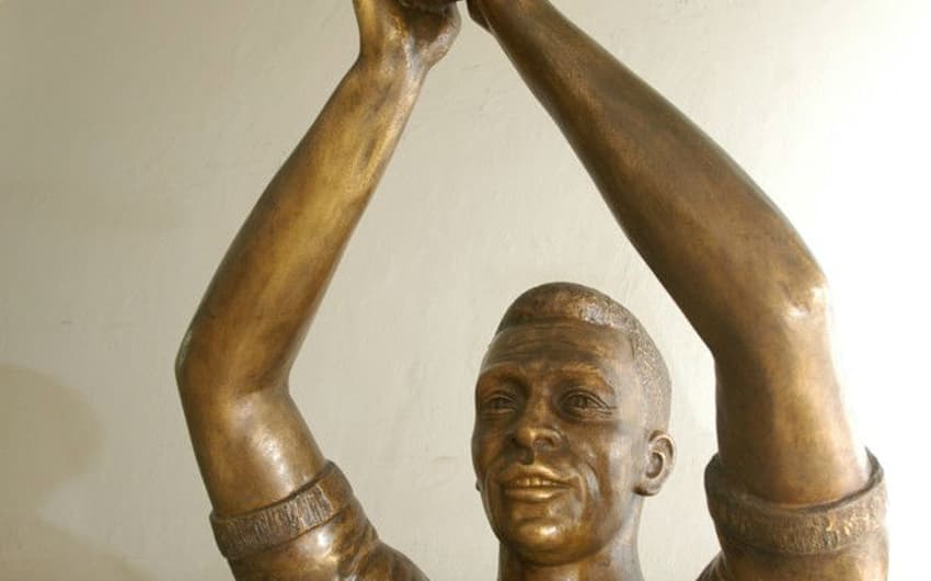 Pelé - O Rei do Futebol conta com seis estátuas em sua homenagem. Cinco no Brasil e uma na Índia. A imagem é do Estádio Fonte Nova<br>