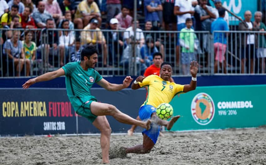 Bokinha disputa a bola com o goleiro chileno Echevarria na praia do Gonzaga