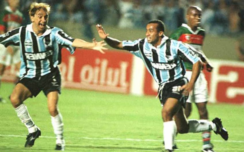 Aílton fez gol o segundo gol do Grêmio aos 39 do segundo tempo e calou o grito de campeão da Portuguesa&nbsp;