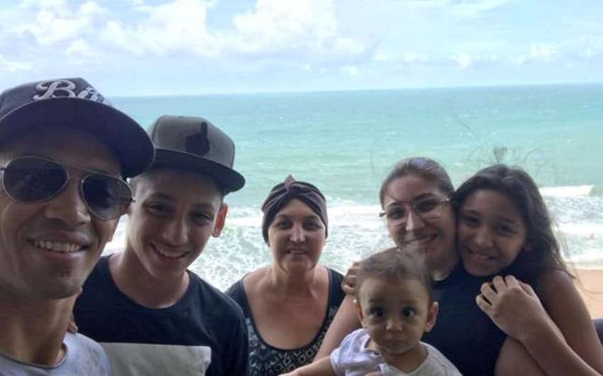 Ricardo Oliveira aproveita férias com a família