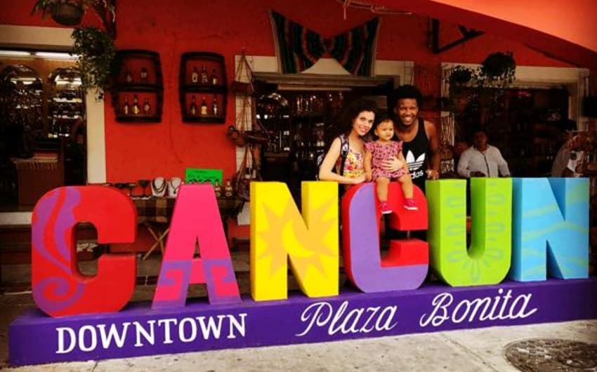 Rafael Vaz viaja para Cancún em férias com a família