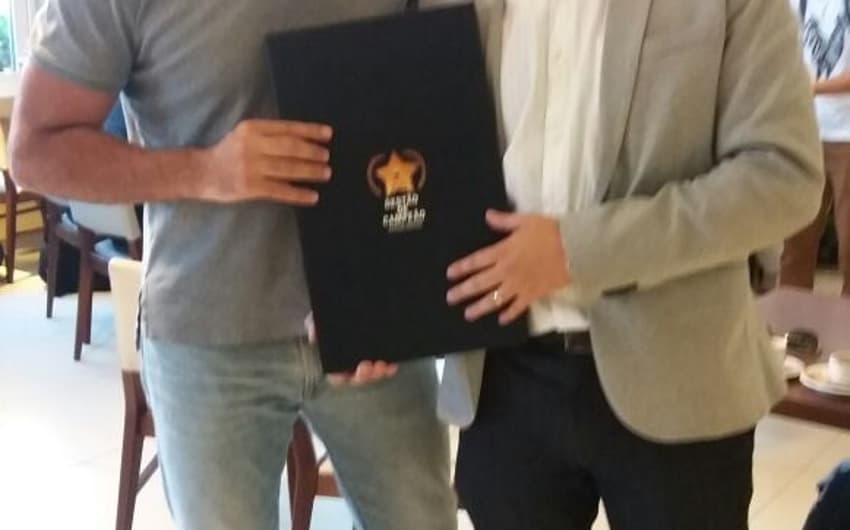 Sandro Leite, gerente de marketing esportivo da Ambev, e Matheus Antunes, diretor de novos negócios do Juventude, assinam o termo de adesão