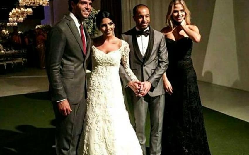 Kaká e sua namorada Carolina Dias compareceram ao casamento de Lucas Moura e Larissa Saad
