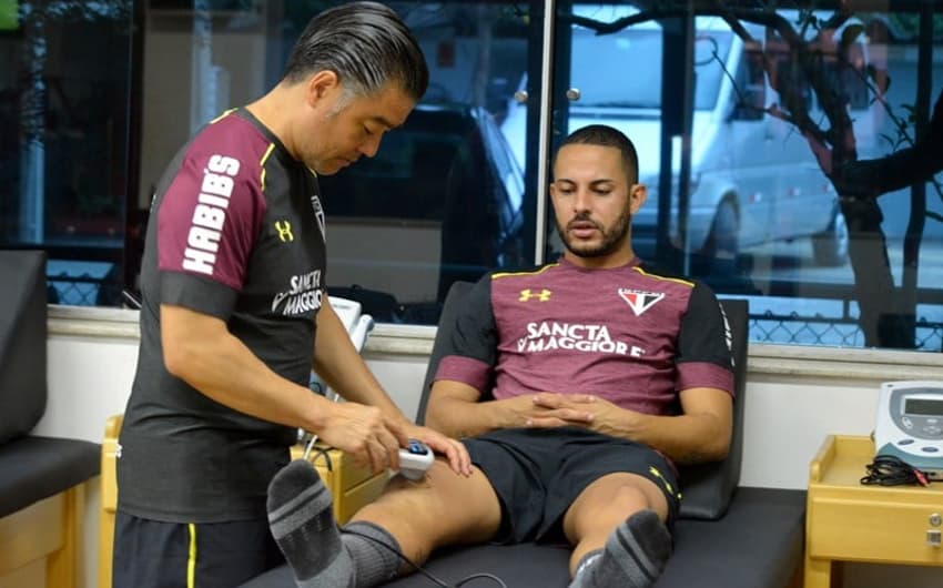 O fisioterapeuta Ricardo Sasaki usa novo aparelho em Ytalo, que se recupera de cirurgia no joelho esquerdo