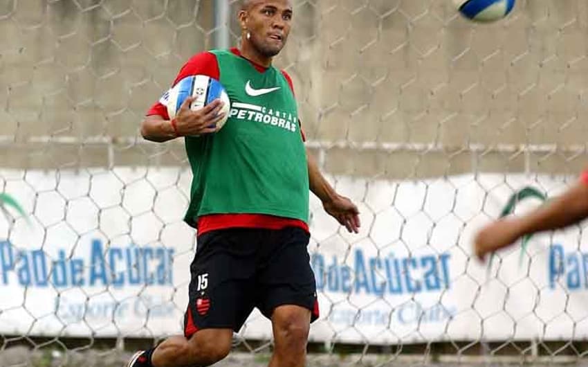 Depois de brilhar pelo Goiás em 2006, o atacante Souza foi a grande contratação do Flamengo para Liberta-2007