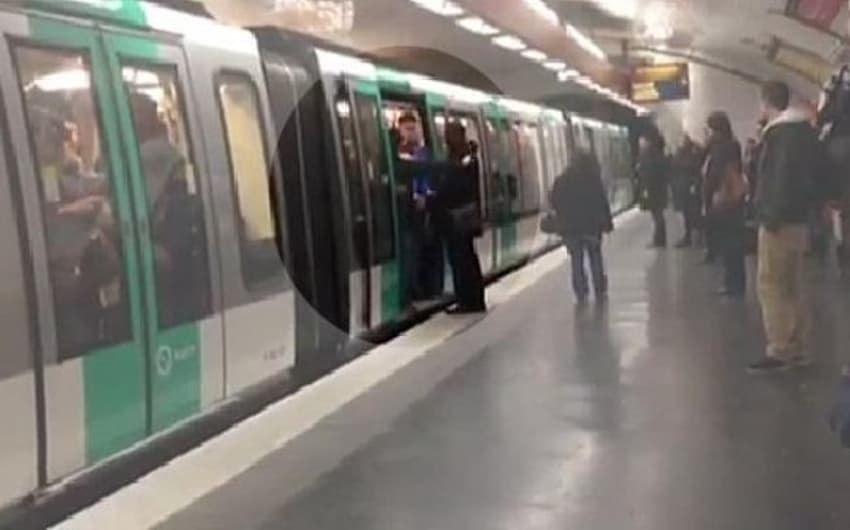 Torcedores do Chelsea ofendem homem no metrô de Paris
