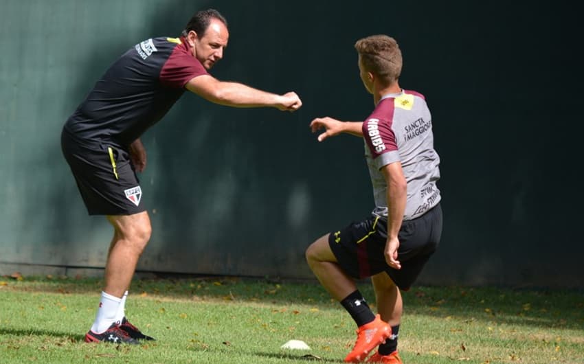 Lucas Fernandes treina com Rogério Ceni no CT