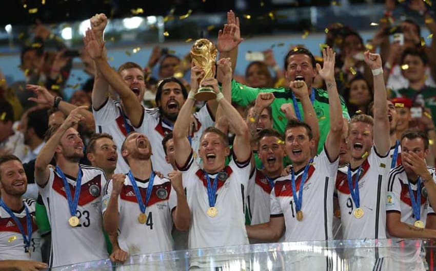 Copa de 2014 (sede: Brasil): 32 seleções - 64 partidas - campeã: Alemanha