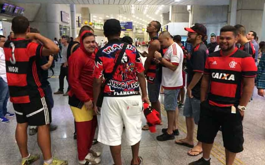 Primeiros torcedores do Flamengo chegaram ao aeroporto perto das 7h para receber Conca