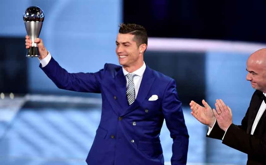 Cristiano Ronaldo leva prêmio pela quarta vez&nbsp;