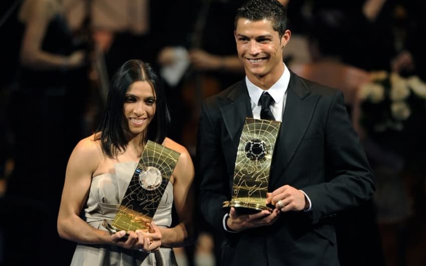 Em 2008, ganhou o prêmio de melhor jogador do mundo da Fifa, e exibiu ao lado de Marta, vencedora no feminino