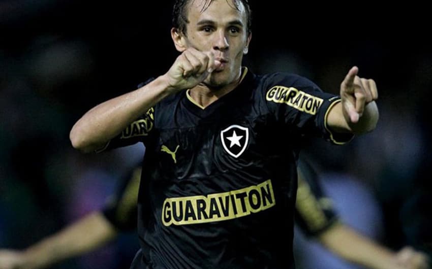 O lateral-direito defendeu o Glorioso entre 2011 e 2014, conquistando o Campeonato Carioca e sendo chamado para a Seleção Brasileira