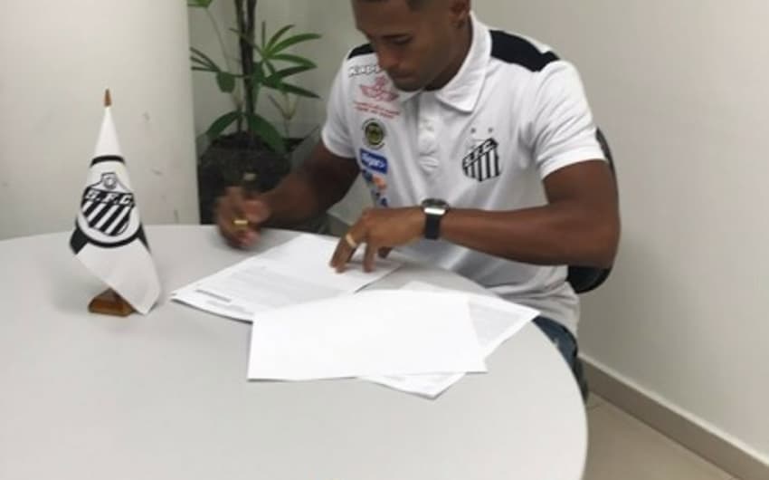Kayke assinando contrato com o Santos&nbsp;