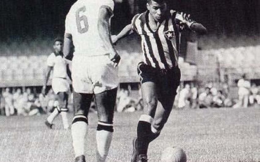 Jairzinho - jogando com a camisa do Botafogo