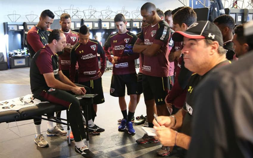 Rogério Ceni conversa com o elenco antes de jogo-treino