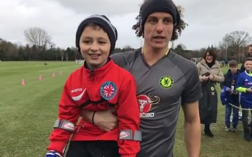 David Luiz e garoto amputado em encontro realizado no CT do clube inglês