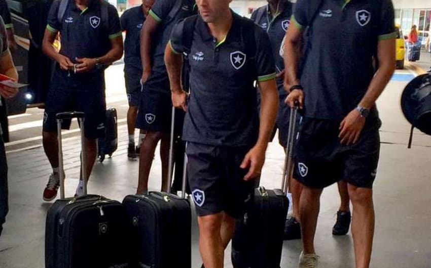 Embarque do Botafogo rumo à pré-temporada