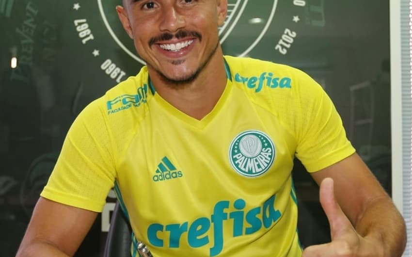 Willian assina com o Palmeiras