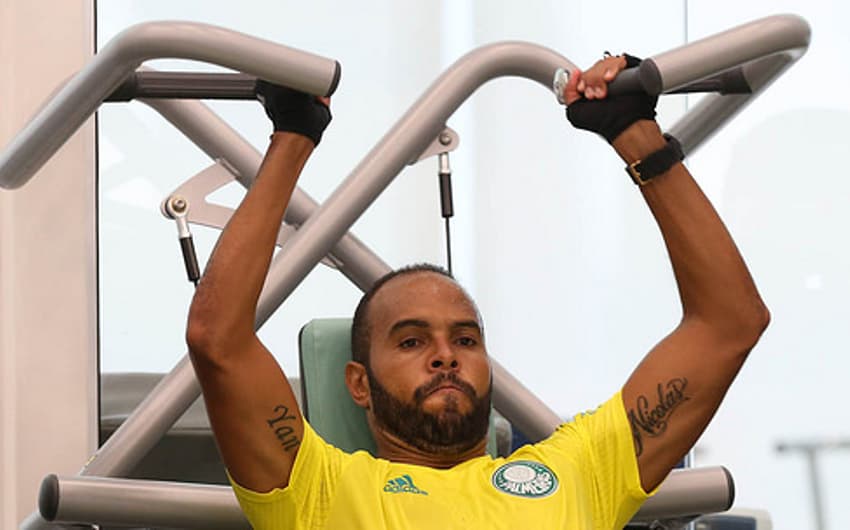 Alecsandro durante treino da pré-temporada do Palmeiras