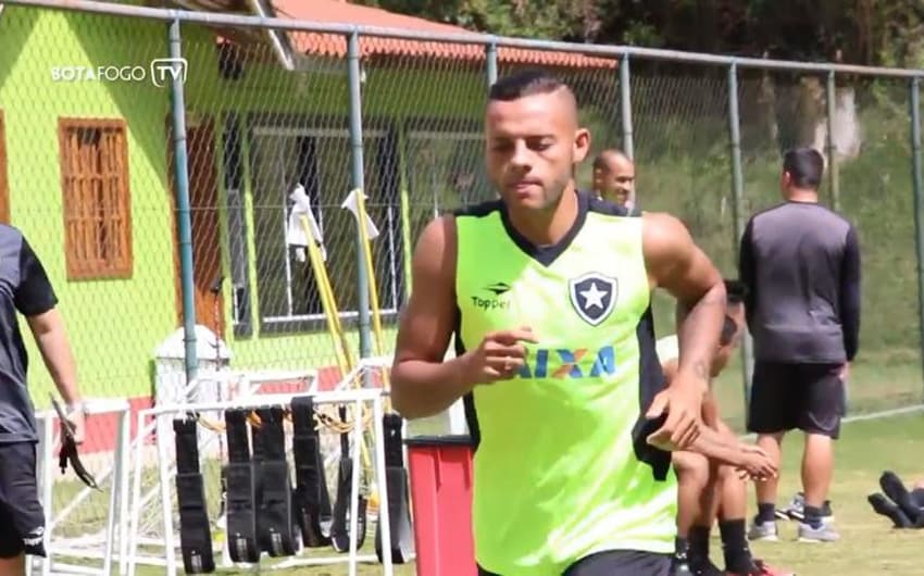 Guilherme chega ao Botafogo e se apresenta à torcida