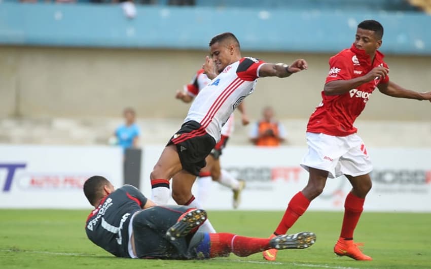 Veja as imagens da vitória do Vila Nova sobre o Flamengo