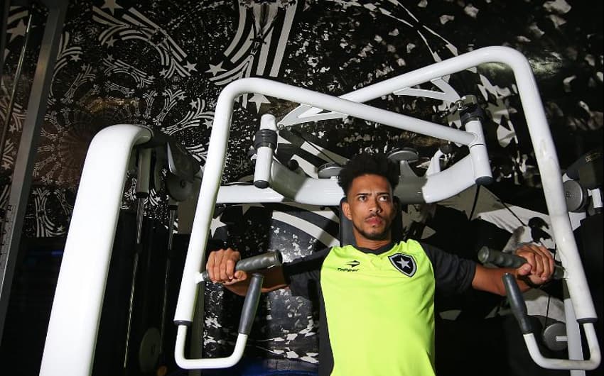 Veja imagens de Luis Ricardo com a camisa do Botafogo