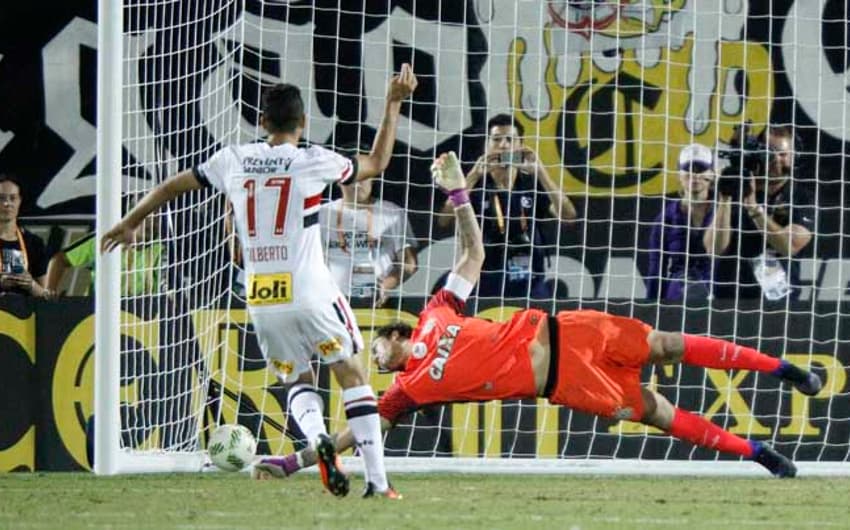 Gilberto marca o gol que deu o título ao São Paulo