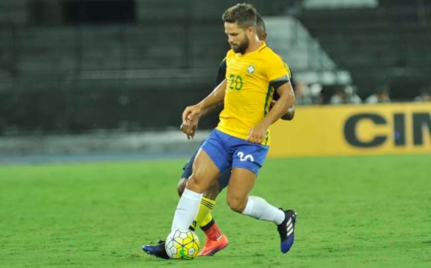 Diego vestiu a camisa da Seleção Brasileira no amistoso contra a Colômbia, no início deste ano
