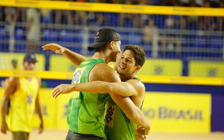 Saymon (esq) e Álvaro Filho comemoram segunda vitória do dia