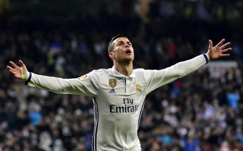 Os primeiros entre os jogadores de futebol: 1º - Cristiano Ronaldo (Real Madrid) -&nbsp;88 milhões de dólares (R$ 274,1 milhões)