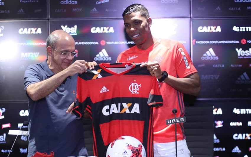 Veja fotos da chegada de Berrío ao Flamengo