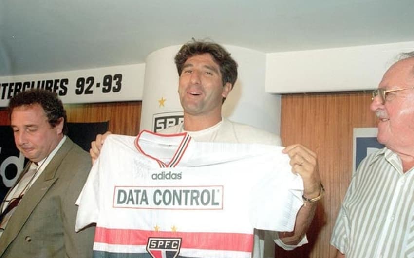 Em 1997, Renato Gaúcho foi apresentado pelo São Paulo, mas nunca assinou contrato. Tudo não passou de uma provocação do&nbsp;jogador com o Fluminense, que tinha uma dívida com ele. Depois de alguns dias, o Tricolor carioca pagou o que devia e Renato voltou para Laranjeiras