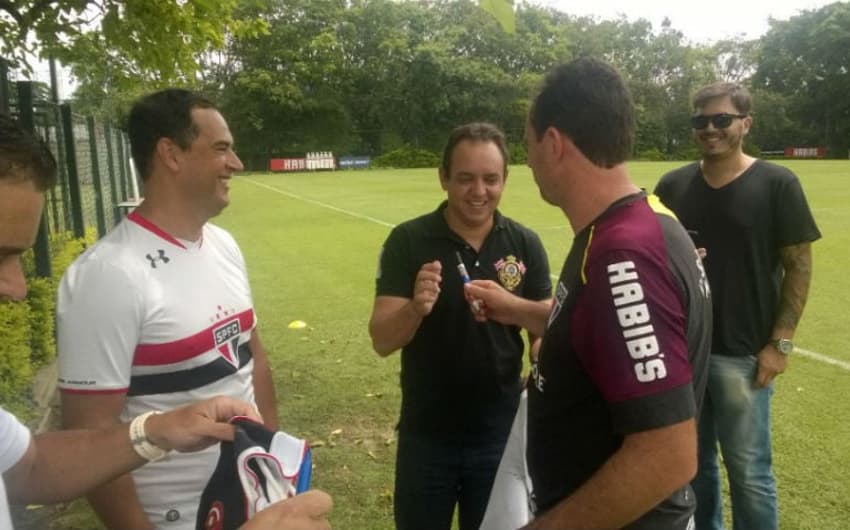 Rogério Ceni  atende torcedores convidados que assistiram o treino