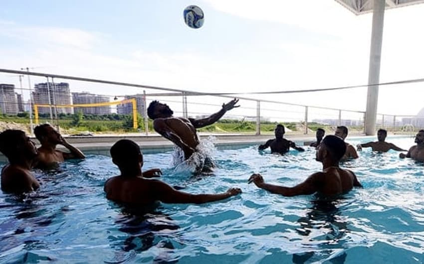 Jogadores brincam na piscina do CT Pedro Antonio (Foto: Nelson Perez/Fluminense FC)