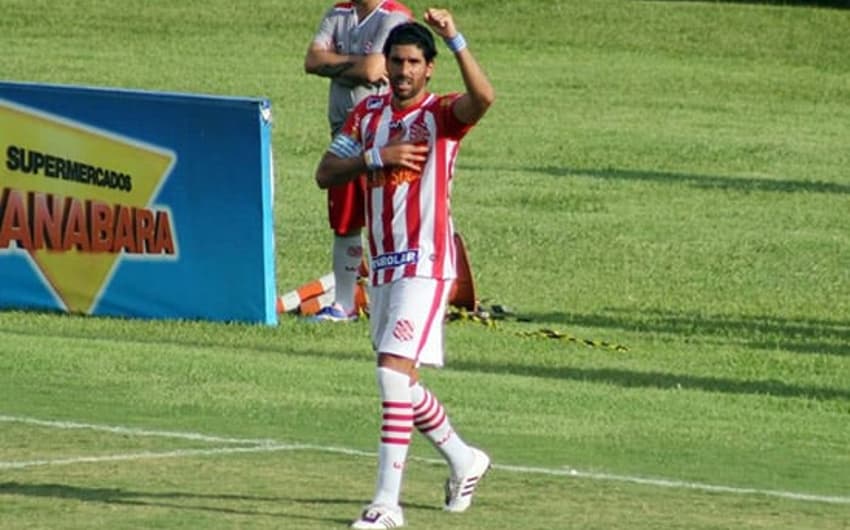 Loco Abreu tem três gols em três partidas no Carioca