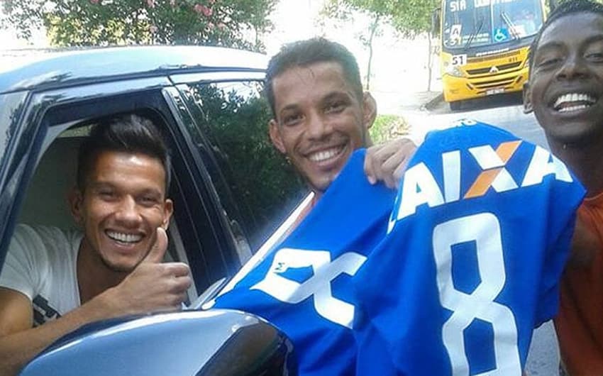 Volante Henrique presenteia garis com camisas do Cruzeiro