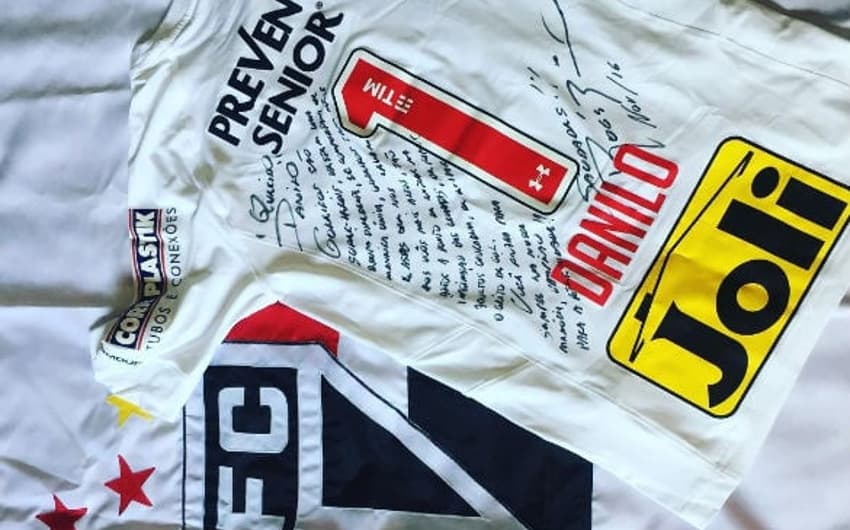 Ceni escreveu mensagem em camisa personalizada em homenagem a Danilo