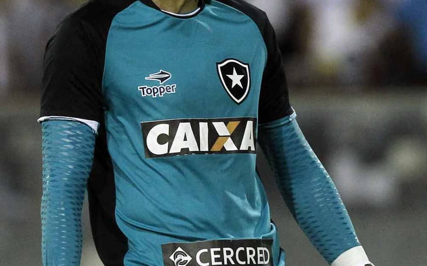 Gatito Fernández cedeu escanteio em lance que gerou gol do Colo-Colo no empate em 1 a 1, no Monumental