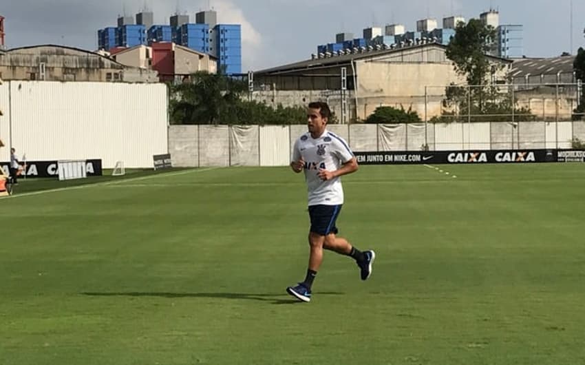 Jadson treinou em campo pela primeira vez após volta ao Corinthians