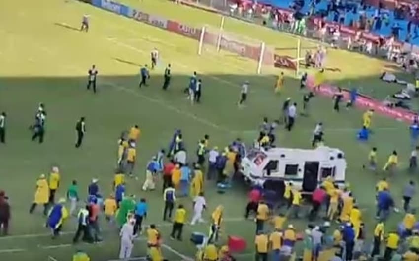 Invasão de campo em jogo válido pelo Campeonato Sul-Africano (Foto: Reprodução / Youtube)