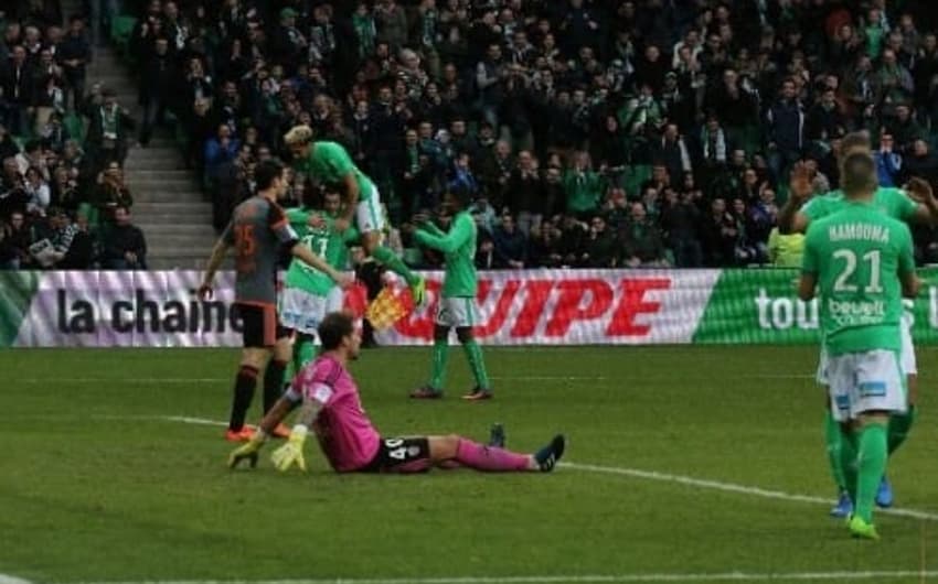 Saint-Étienne fez 4 a 0 no Lorient e chegou à quinta colocação no Francês (Foto: Reprodução / Twitter)