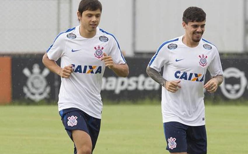 Fagner e Romero, durante treino do Corinthians