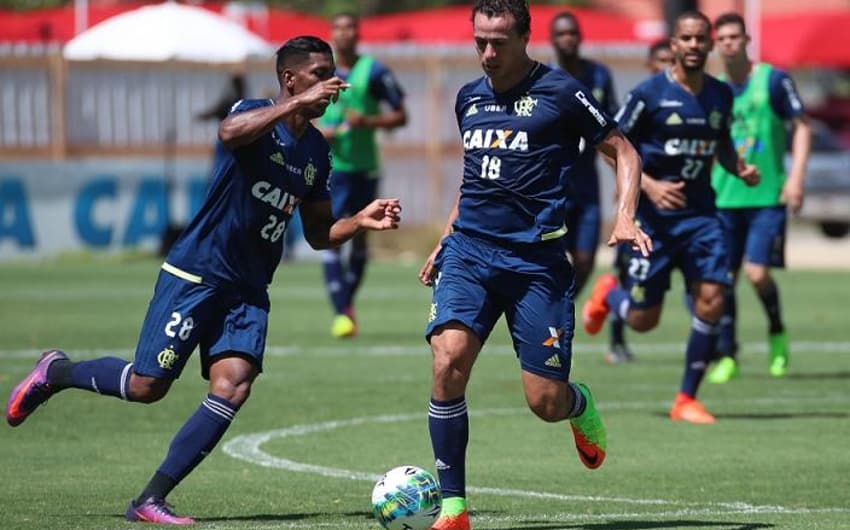 Damião ao lado de Berrío, com quem deve jogar contra o América-MG (Gilvan de Souza / Flamengo)
