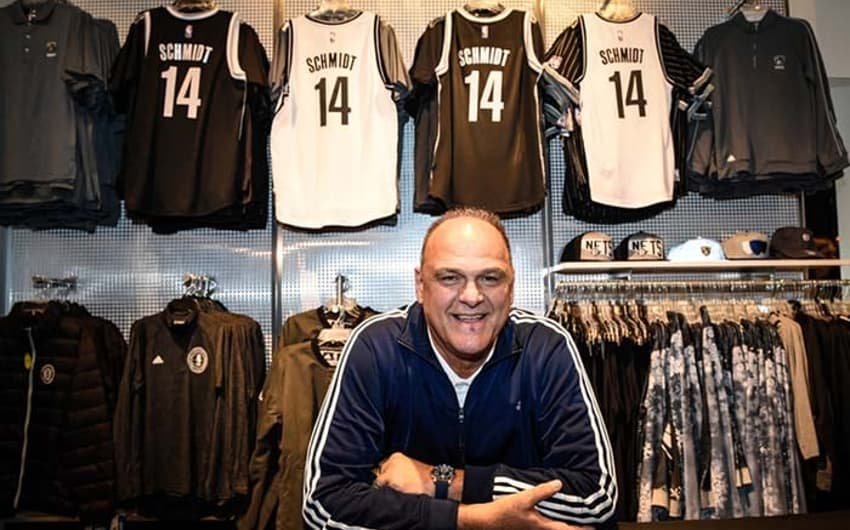 Oscar Schmidt posa ao lado da camisa personalizada de número 14 do&nbsp;Brooklyn Nets
